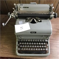 Royal typewriter Vtg.