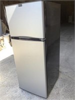 Used Refrigerator Frigidaire apartment size 24"