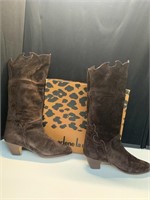 Arlene la Marca Suede Boots Size 8
Barely Worn