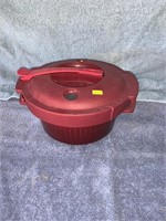 Tupperware microwave pressure cooker hardly used