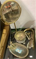 Tray lot with a small shaving mirror, brass