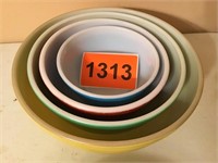4 Color Set of Nesting Pyrex Bowls