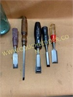 5 assorted wood chisels