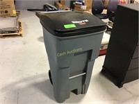 Rubbermaid Brute Commercial Garbage Can