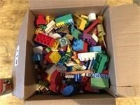 Boîte de LEGO et autres petits jouets