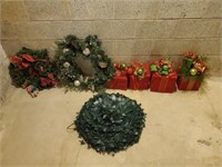 Chfristmas Wreaths & Decorations 1 Lot