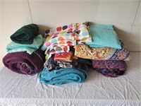 Assorted Blankets & Throws 1 Lot
