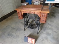 SINGER SEWING MACHINE WITH TABLE