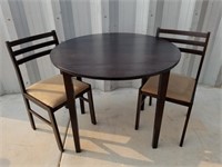 Cute Breakfast Table With 2 Chairs