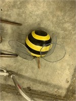 BUMBLE BEE BOWLING BALL YARD ART (LOOSE WING)