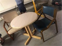 Round Table w/ 2 Chairs