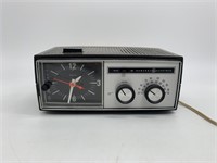 Vintage AM/FM Radio / Alarm Clock