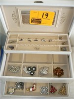 NICE JEWELRY BOX WITH RHINESTONE JEWELRY,