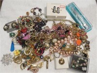SELECTION OF COSTUME JEWELRY