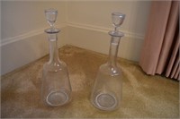 2 decanters with engraved pattern