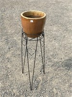 SWEET MODERN CLAY PLANTER WITH IRON BASE