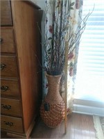 Wicker Vase & Decorations