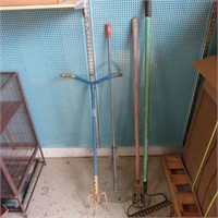 (4) Long handle hand tools. Garden claw, and