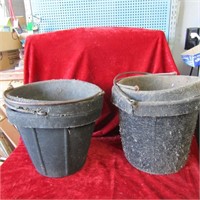 (4) rubber feed buckets.