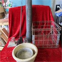 Wire milk crate, food dishes, 2 brackets, rubber