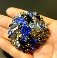 Vintage blue sapphire rhinestone brooch