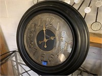 BATTERY-OPERATED DECORATIVE CLOCK