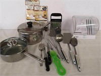 Kitchen lot: pots, cheese grater and more