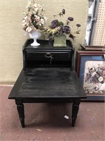 WOODEN END TABLE WITH DRAWER