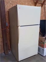 Amana refrigerator, runs good, needs a new handle