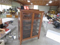 QUATERED SAWED OAK CHINA CABINET WITH KEY