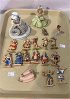 Tray lot with some miniature dressed ladies from
