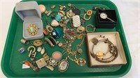 Tray lot of costume jewelry, mostly single