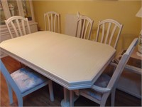 Wooden Diningroom Table, 6 Chairs and Leaf