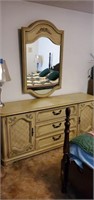 BROYHILL Long dresser with mirror