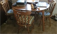 Kitchen table with 4 chairs - with 1 leaf