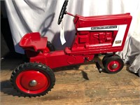 FARMALL 860 PEDAL TRACTOR