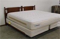 King size bed (2 twin headboards)