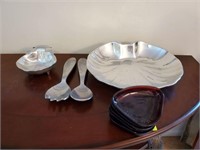 TRAY OF WILTON SERVING PIECES