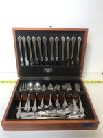 Oneida Stainless Steel Cutlery in Wooden Box