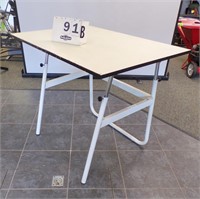 FOLDING FORMICA TOP TABLE
