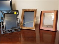 Box lot 3 picture frames