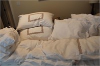 Beautiful down w/duvet and shams w/pillows
