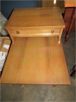 American of Martinsviille Mid-Cent Mrd. End Table