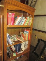 Bookcase w/contents/VTG children's and more