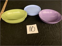 6 PIECES OF PLASTIC DISHES