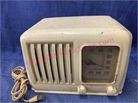 Old Delco tube radio - 1940s era (R-1172)
