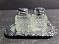 Small shaker pair with dish