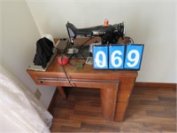 SINGER SEWING MACHINE WITH TABLE -BRING HELP TO