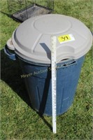 Rubbermade Garbage Can w/lid