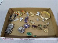 Miscellaneous vintage jewelry mostly pins and